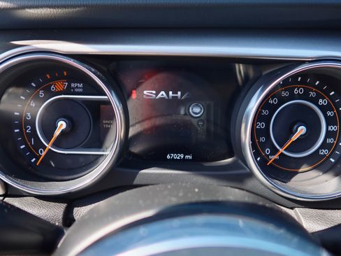 Used 2019 Jeep Wrangler Unlimited Sahara image 2