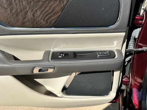 Used 2017 Lincoln Continental Select image 26