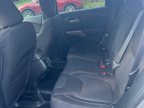 Used 2017 Jeep Cherokee Latitude w/ Safety/Convenience Group FWD image 6