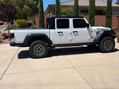 Used 2024 Jeep Gladiator Rubicon w/ Convenience Group AWD/4WD image 4