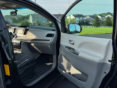 Used 2014 Toyota Sienna SE w/ SE Premium Package w/Entune FWD image 15