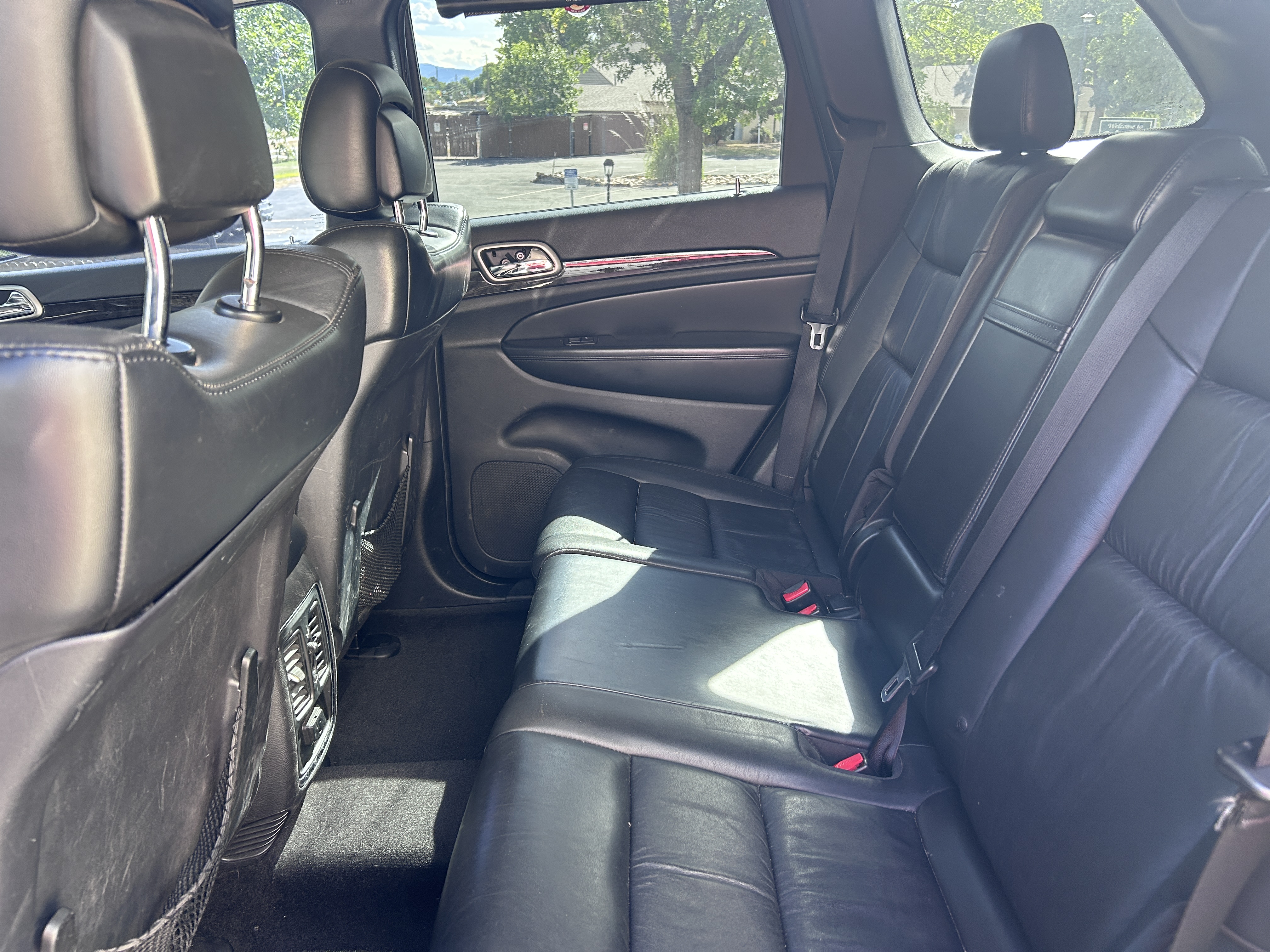Used 2012 Jeep Grand Cherokee Laredo AWD/4WD image 2
