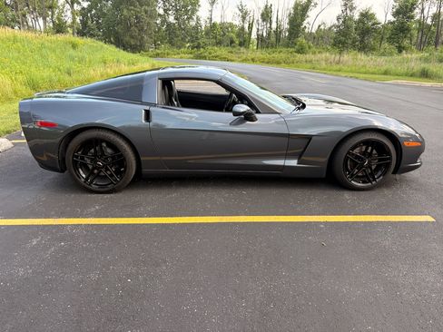 Used 2010 Chevrolet Corvette Coupe w/ 1LT RWD image 5