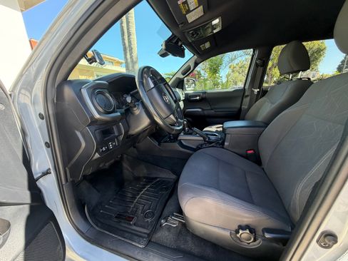 Used 2018 Toyota Tacoma TRD Off-Road w/ Technology Package AWD/4WD image 16