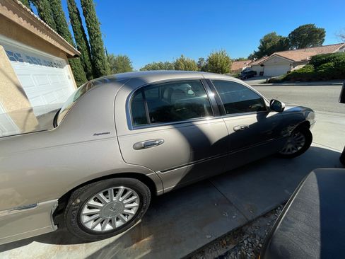 Used 2003 Lincoln Town Car Signature image 11