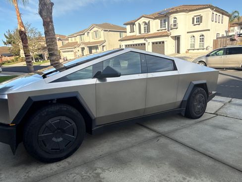 Used 2025 Tesla Cybertruck AWD Crew Cab image 9