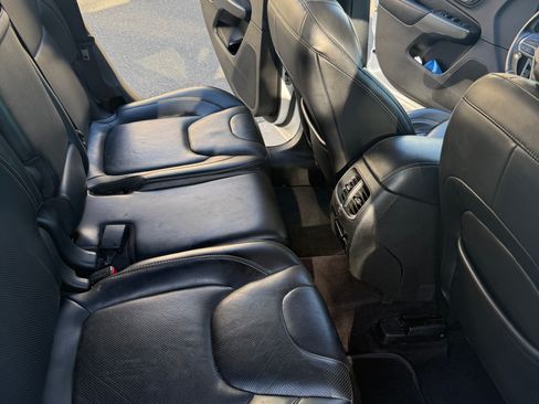 Used 2019 Jeep Cherokee Overland w/ Technology Group image 10