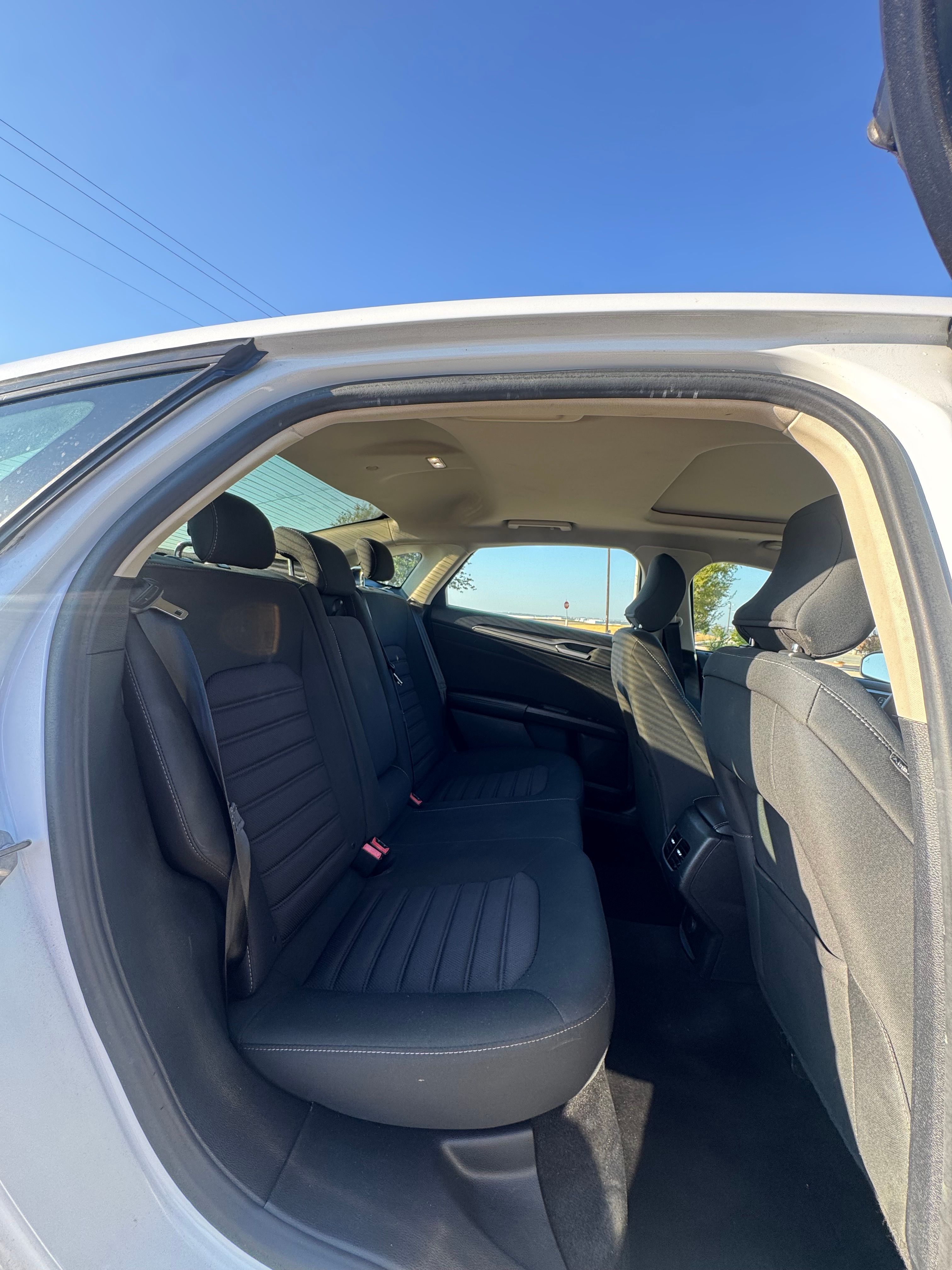 Used 2019 Ford Fusion SE FWD image 14