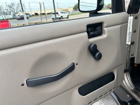 Used 2005 Jeep Wrangler Unlimited Rubicon w/ Sahara Edition Group image 18