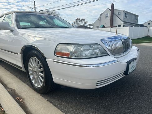 Used 2003 Lincoln Town Car Signature image 2