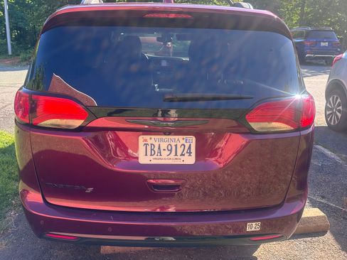 Used 2020 Chrysler Pacifica Touring-L Plus FWD image 5