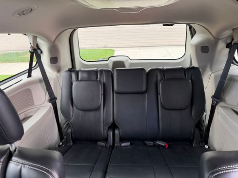 Used 2013 Chrysler Town & Country Touring FWD image 10