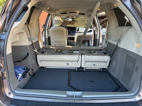 Used 2019 Toyota Sienna XLE w/ XLE Navigation Package FWD image 31