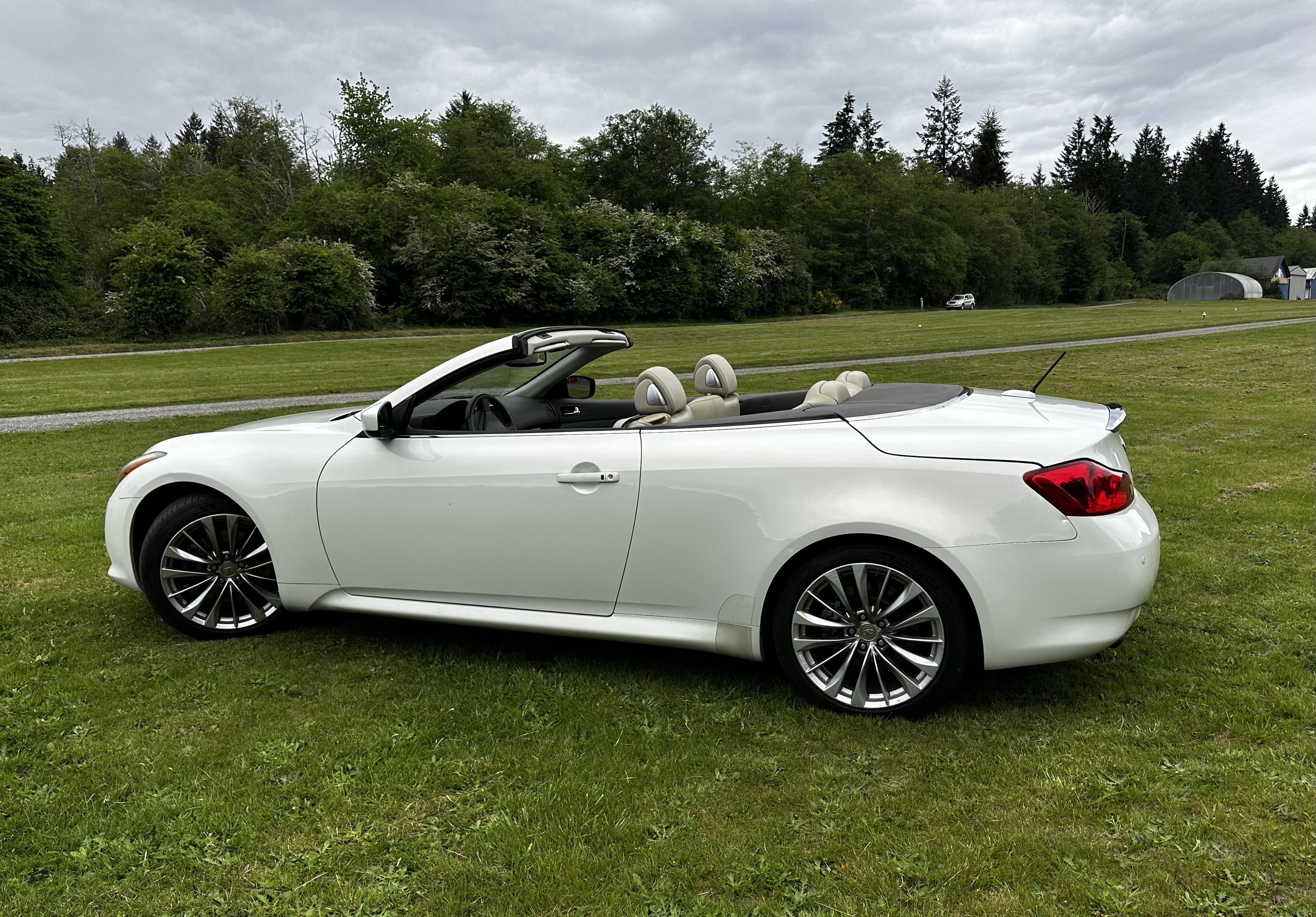 Used 2011 INFINITI G37 Convertible w/ Premium Pkg RWD image 1