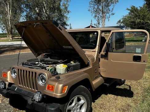 Used 2000 Jeep Wrangler Sahara AWD/4WD image 2
