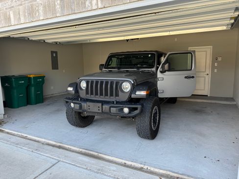 Used 2020 Jeep Gladiator Sport w/ Quick Order Package 24S image 2