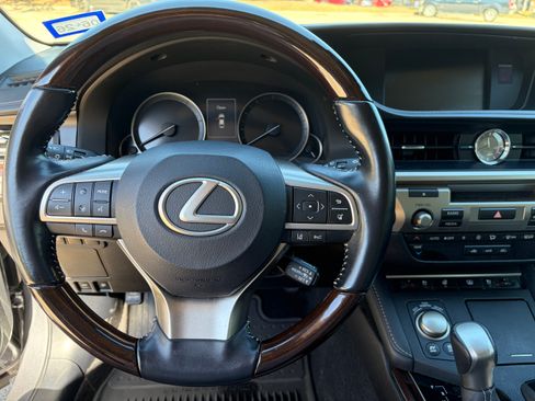 Used 2017 Lexus ES 300h image 11