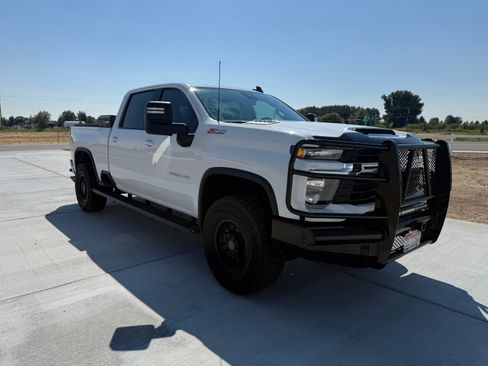 Used 2024 Chevrolet Silverado 2500 LT w/ Convenience Package image 2