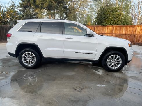 Used 2021 Jeep Grand Cherokee Laredo image 2