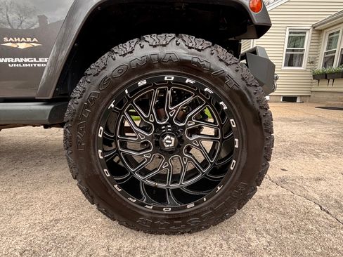 Used 2014 Jeep Wrangler Unlimited Sahara w/ Connectivity Group AWD/4WD image 6