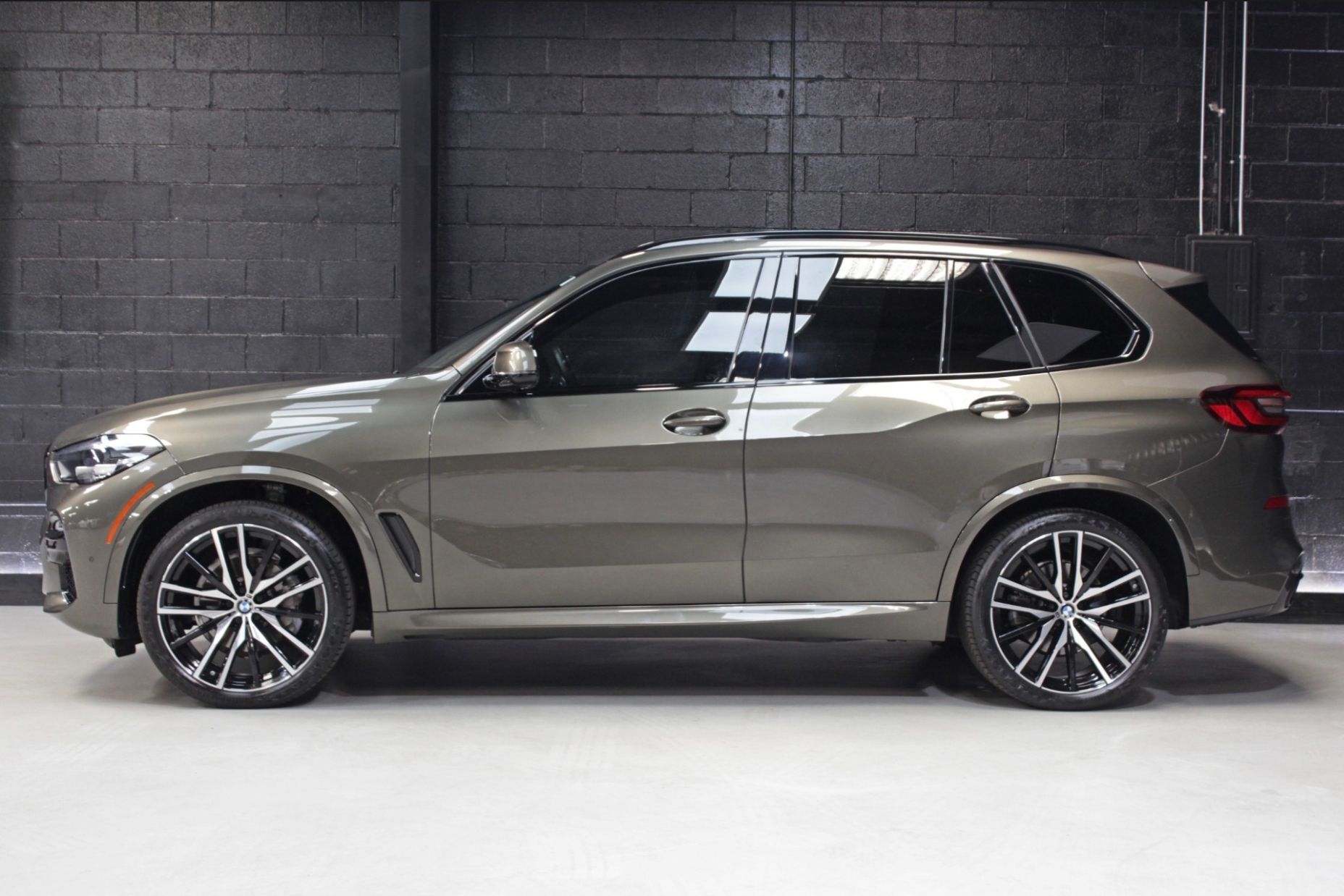 Used 2021 BMW X5 sDrive40i w/ M Sport Package RWD image 4