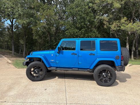 Used 2016 Jeep Wrangler Unlimited Sahara w/ Connectivity Group image 1