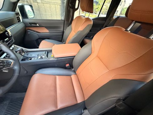 Used 2025 Lexus GX 550 w/ Accessory Package (Z1) image 25