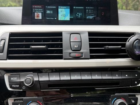 Used 2018 BMW 320i xDrive Sedan w/ Convenience Package AWD/4WD image 10