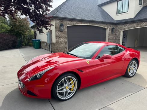 Used 2015 Ferrari California T RWD image 19