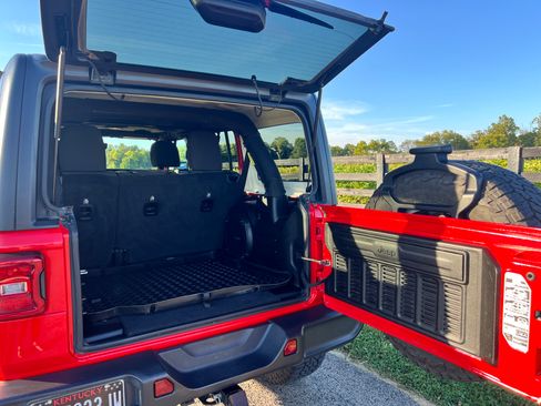 Used 2018 Jeep Wrangler Unlimited Sahara image 22