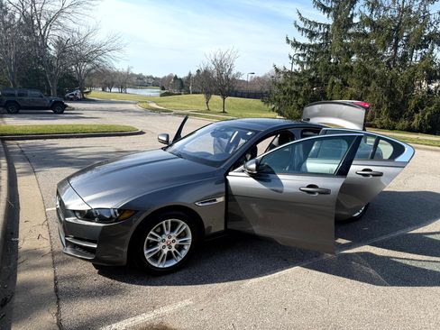 Used 2017 Jaguar XE Premium image 5