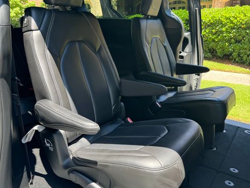 Used 2023 Chrysler Pacifica Touring-L w/ S Appearance Package image 16