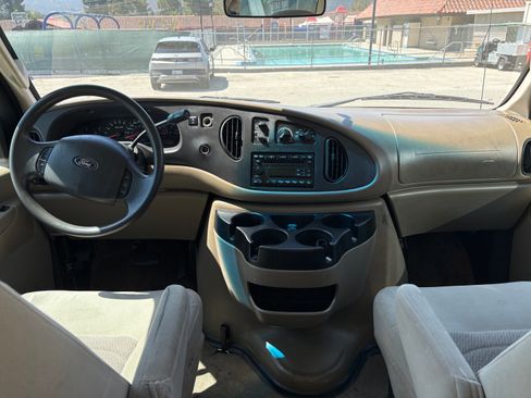 Used 2006 Ford E-350 and Econoline 350 XLT RWD image 4