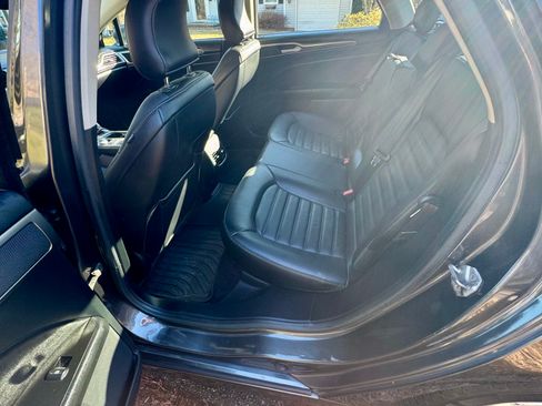 Used 2017 Ford Fusion SE w/ Fusion SE Technology Package image 9