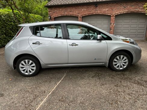 Used 2013 Nissan Leaf S w/ Charger Pkg FWD image 5