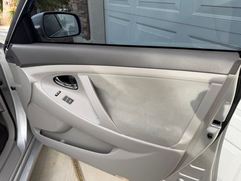 Used 2011 Toyota Camry LE image 9