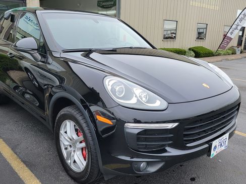 Used 2017 Porsche Cayenne Sport Utility 4D image 4