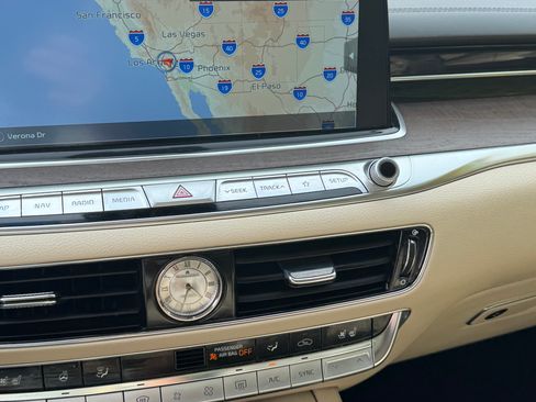 Used 2019 Kia K900 Luxury AWD/4WD image 2