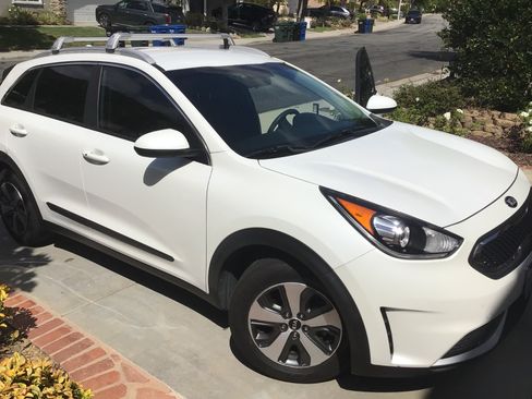 Used 2019 Kia Niro LX FWD image 2