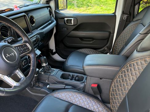Used 2023 Jeep Wrangler Unlimited Sahara AWD/4WD image 6
