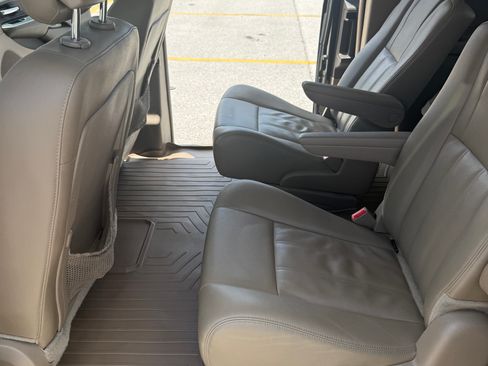 Used 2016 Chrysler Town & Country Touring w/ Driver Convenience Group FWD image 9