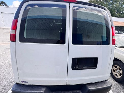 Used 2018 Chevrolet Express 3500 Extended Van 3D w/ Driver Convenience Package image 4