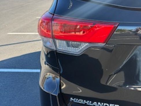 Used 2019 Toyota Highlander XLE image 27