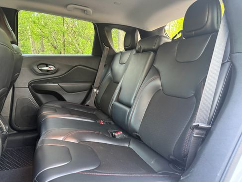 Used 2020 Jeep Cherokee Trailhawk w/ Comfort/Convenience Group AWD/4WD image 31
