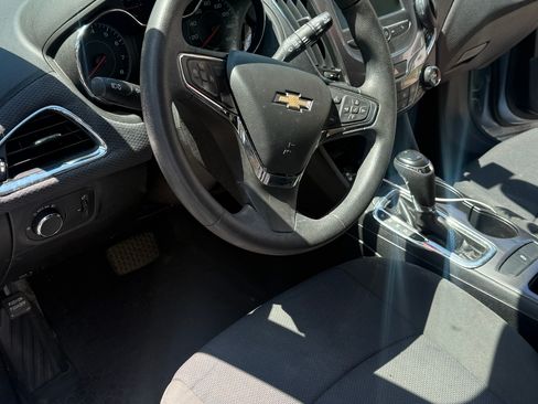 Used 2017 Chevrolet Cruze LT w/ Convenience Package FWD image 10