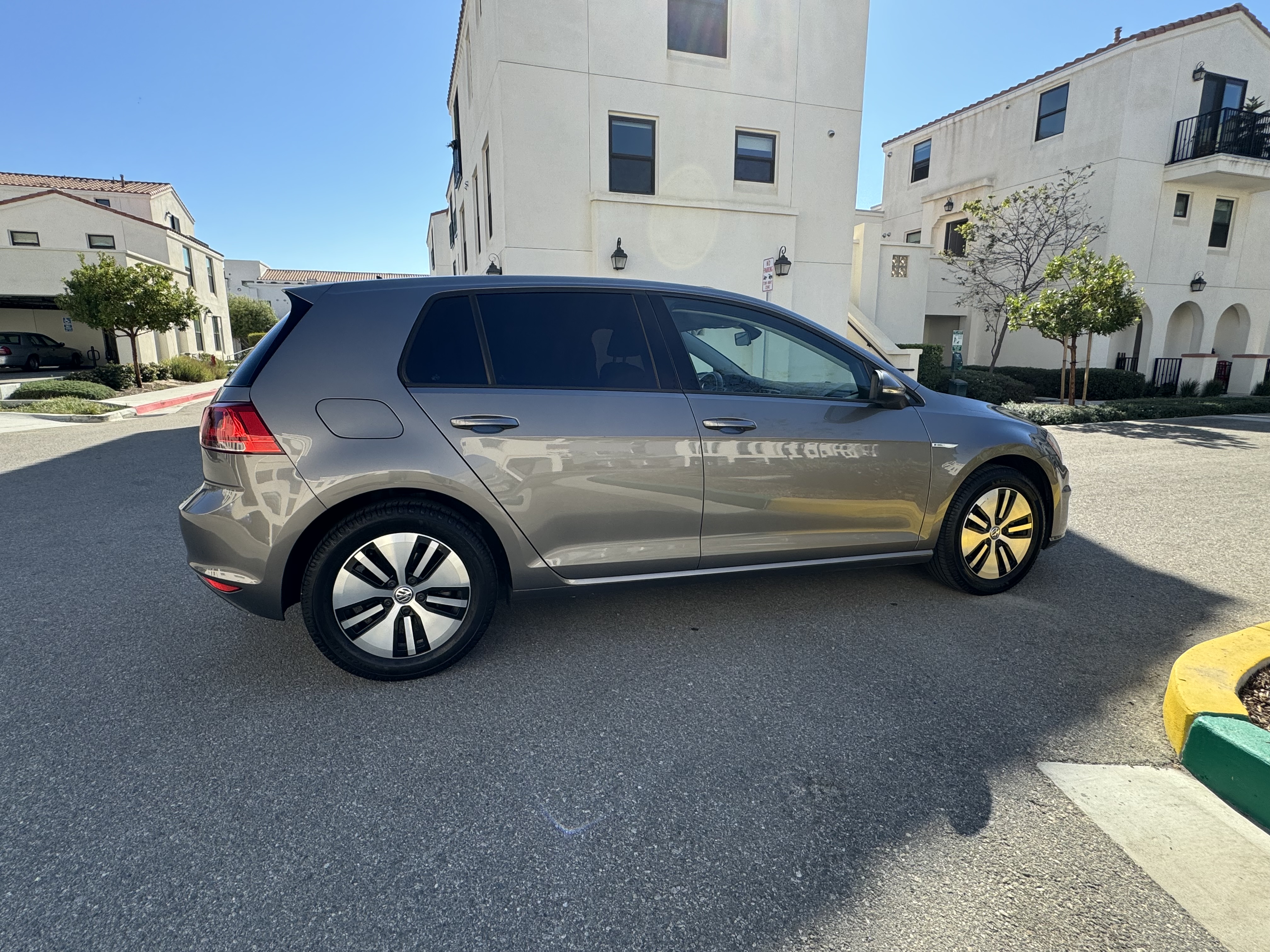 Used 2016 Volkswagen e-Golf SE FWD image 12