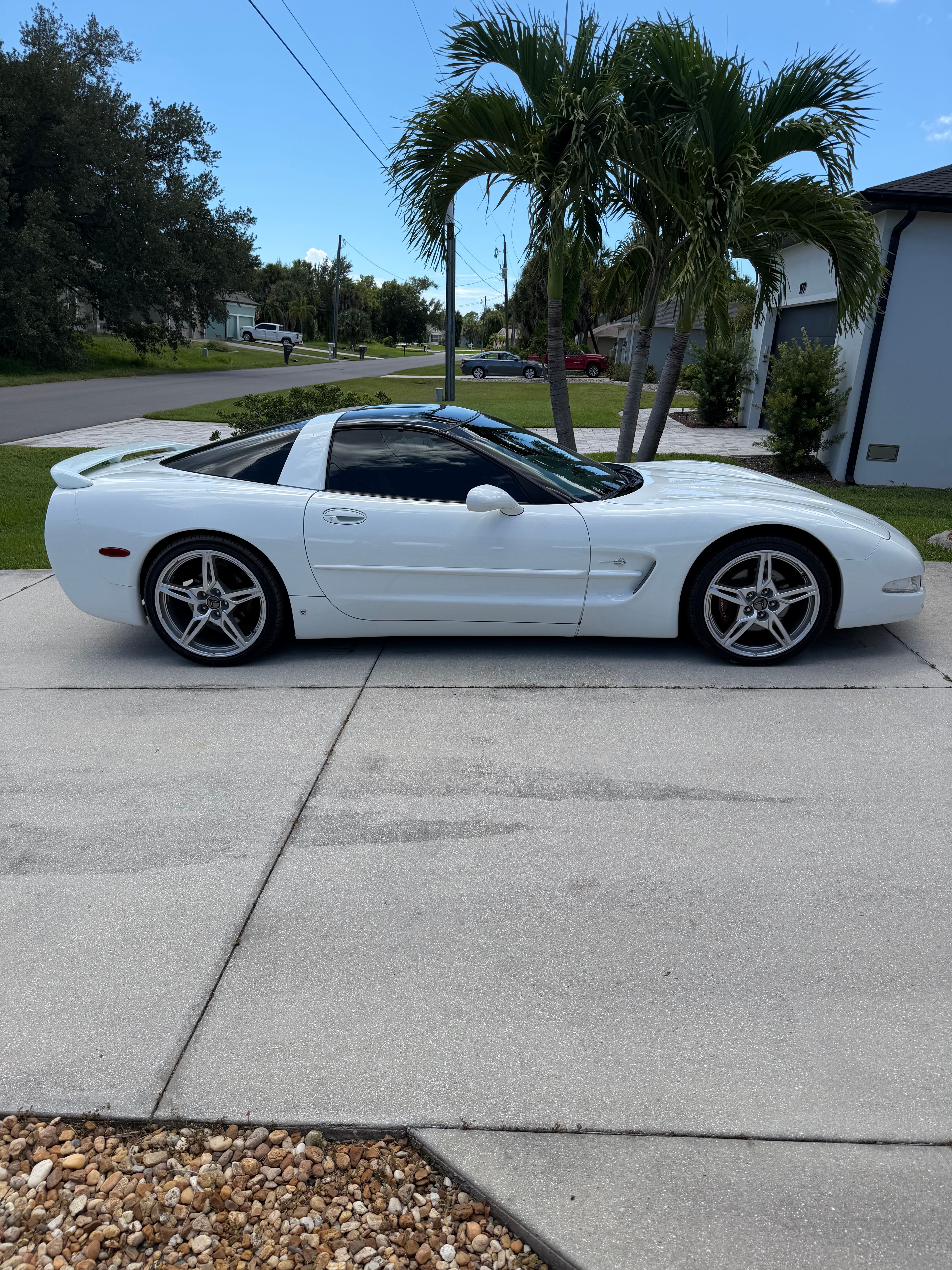 Used 1998 Chevrolet Corvette Coupe w/ Roof Pkg RWD image 21