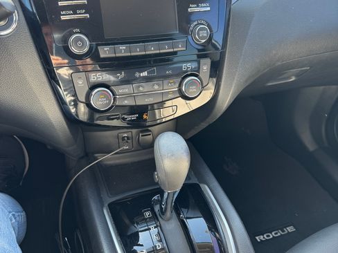 Used 2016 Nissan Rogue SV image 6