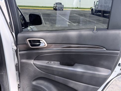 Used 2015 Jeep Grand Cherokee Overland AWD/4WD image 25