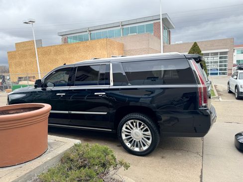 Used 2018 Cadillac Escalade ESV Platinum image 13